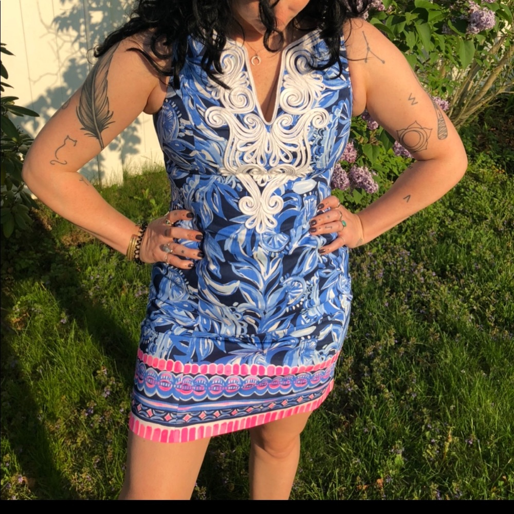 LILY PULITZER blue floral form fitting mini dress.